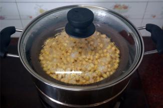 冷水入锅，中火蒸两个小时，期间需要适时往蒸锅补水。