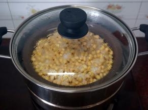 冷水入锅，中火蒸两个小时，期间需要适时往蒸锅补水。