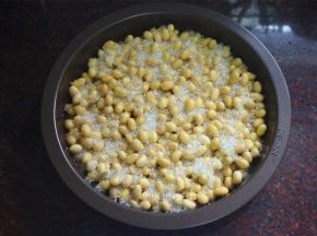 将泡开的黄豆放入容器，然后铺上50克砂糖，无需搅拌。