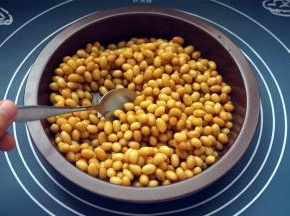 蒸好的豆比较绵软，用勺子稍作翻拌，让豆子全部沾上糖水。