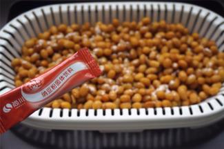 大概降至30度左右（20分钟左右），加入4克纳豆菌粉，拌均匀。