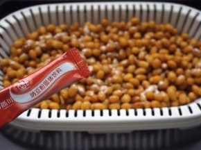 大概降至30度左右（20分钟左右），加入4克纳豆菌粉，拌均匀。