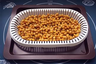 然后将其倒入纳豆专用篮，沥去糖水，散热降温。