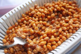 这是发酵完的纳豆，已经能拉出细丝。此时先别吃，连同篮子一起装入保鲜袋密封，放入冰箱冷藏2个小时以上，这是纳豆的后熟期。