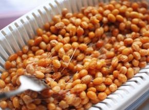 这是发酵完的纳豆，已经能拉出细丝。此时先别吃，连同篮子一起装入保鲜袋密封，放入冰箱冷藏2个小时以上，这是纳豆的后熟期。