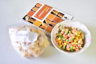 准备好解冻的五星小薯饼和田园豆