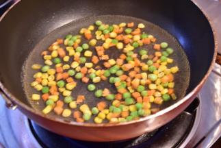 烧开水放入田园豆，1-2分钟捞起沥干水备用