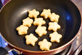 锅内加入食用油（6分油温）放入五星小薯饼