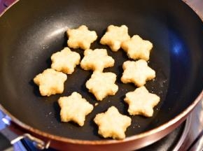 锅内加入食用油（6分油温）放入五星小薯饼