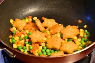 加入1小勺盐和五星小薯饼翻炒均匀即可