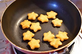 煎至两面金黄出锅待用