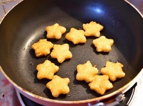 煎至两面金黄出锅待用