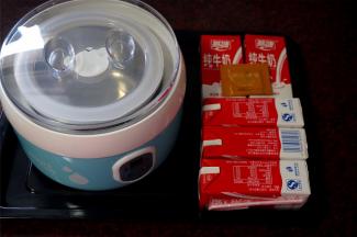 前期准备：1升纯牛奶，1包双枝杆菌，一部酸奶机。