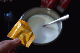 用沸水对容器消毒后，倒入纯牛奶，然后加入1包双枝杆菌，拌均匀。