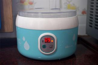 放入酸奶机，并加入温水，发酵8-9个小时。