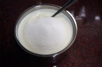 发酵完毕后，趁热加入细砂糖，拌均匀，然后放入冰箱冷藏钝化4个小时。