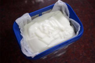 将钝化过的酸奶倒入乳清过滤器，放入冰箱冷藏24个小时。