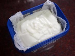 将钝化过的酸奶倒入乳清过滤器，放入冰箱冷藏24个小时。