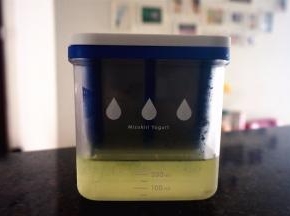 经过24个小时过滤，酸奶中的乳清被滤出，剩下脱乳清酸奶。