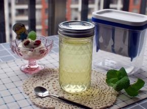 滤出的乳清营养价值高，味道好，像是我们平时喝的益力多。