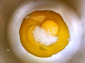 再做蛋糕卷，分离鸡蛋，蛋白打至干净容器，蛋黄加10克砂糖搅拌均匀