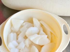 白萝卜和梨，洗净去皮切块。