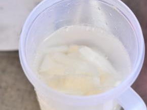 将水果放入杯中，加入凉开水，用料理棒打碎。