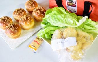 准备好食材，生菜洗净沥干备用