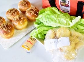 准备好食材，生菜洗净沥干备用