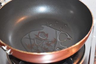 不粘锅内加入食用油（6成油温）加热