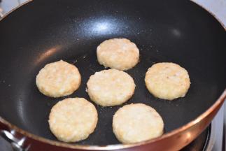 放入薯饼，小火煎， 煎至金黄翻面继续