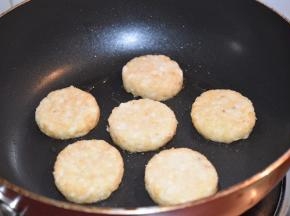 放入薯饼，小火煎， 煎至金黄翻面继续