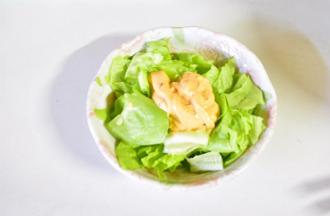 生菜切碎加入千岛酱