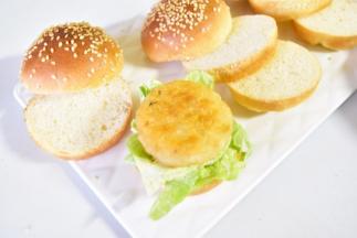 最后组合下，一层生菜一层薯饼随意搭配