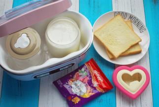 提前将酸奶发酵好，准备方包片，杂锦水果谷物。