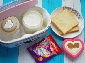 提前将酸奶发酵好，准备方包片，杂锦水果谷物。