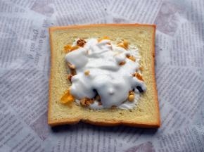 再盖上一层浓稠酸奶。