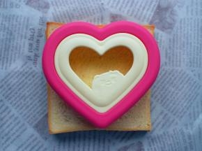 盖上另外一片方包片，用模具压出形状，去掉多余的部分。