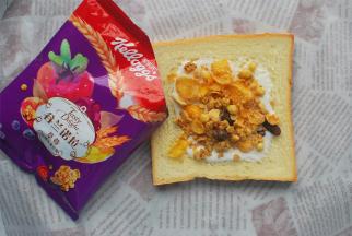 倒入杂锦水果谷物。