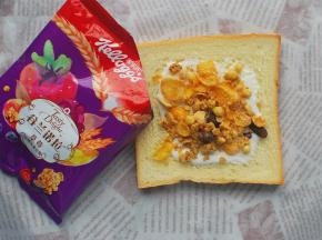 倒入杂锦水果谷物。