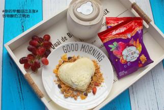 搭配新鲜的水果，快手早餐就准备好了。这样的三明治，吸饱了酸奶，里头夹杂了香脆的谷物，品尝起来绵软湿润有嚼劲。