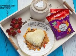 搭配新鲜的水果，快手早餐就准备好了。这样的三明治，吸饱了酸奶，里头夹杂了香脆的谷物，品尝起来绵软湿润有嚼劲。