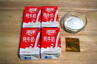 准备食材，250毫升纯奶4盒，50克细砂糖，1包1克的酸奶发酵菌粉。
