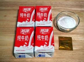 准备食材，250毫升纯奶4盒，50克细砂糖，1包1克的酸奶发酵菌粉。