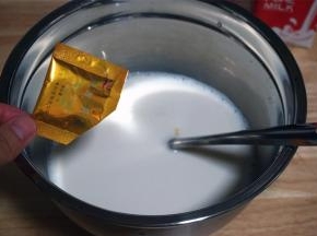 先倒入250毫升纯奶、50克细砂糖拌均匀，然后倒入1包菌粉，轻轻搅拌。