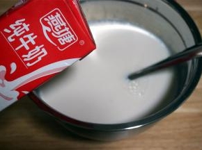 接着将其他三盒纯奶加入，朝一个方向搅拌均匀。