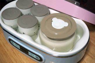 内胆中注入温水（夏天可忽略），盖上盖子。