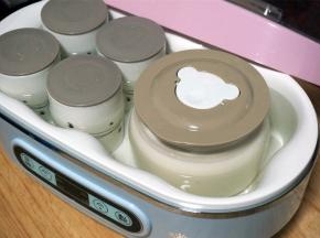 内胆中注入温水（夏天可忽略），盖上盖子。