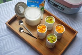 做好的酸奶先放冰箱冷藏钝化4个小时，然后再取出食用，口感更佳。