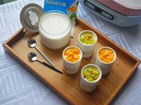 做好的酸奶先放冰箱冷藏钝化4个小时，然后再取出食用，口感更佳。